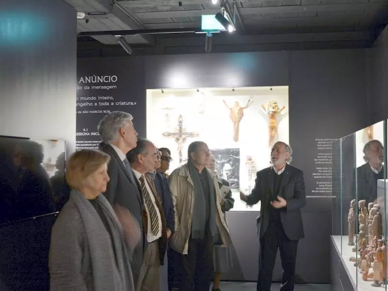 Frei Lopes Morgado conduz a visita na Inauguração da Coleção de Presépios | Foto: Hermano Filipe