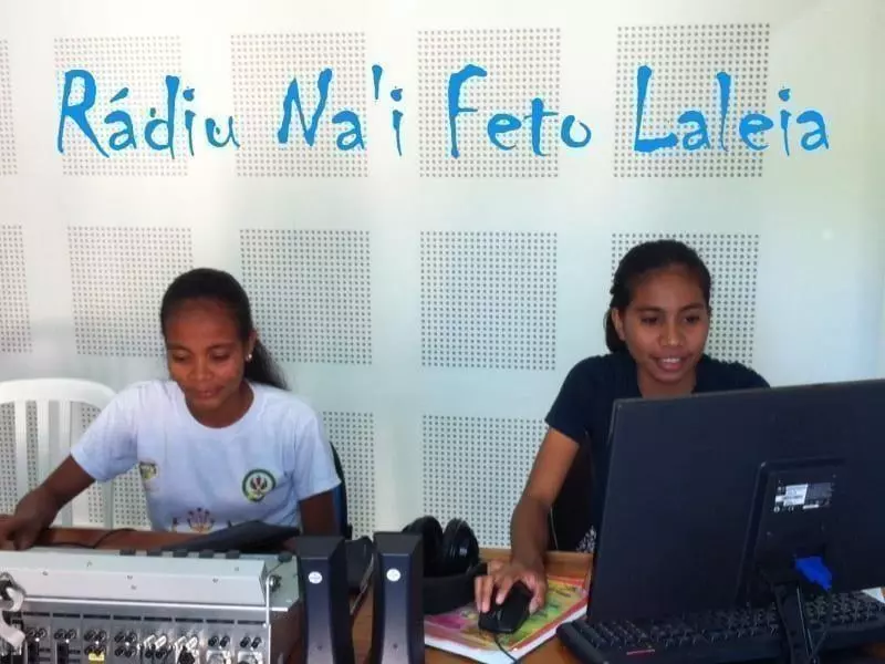 Antónia e Josefina, duas jovens que trabalharam durante algum tempo na Rádio.